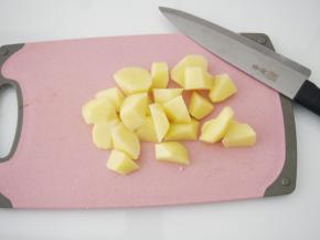 将土豆洗净去皮切成滚刀块。