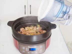 倒入少量清水，选择红烧模式，盖上盖子等30分钟。