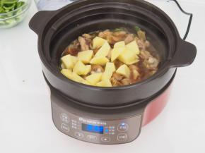 放入土豆，继续焖煮10分钟。
