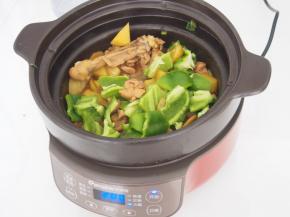 关火后将青椒洗净后掰成小块放入，盖上盖子焖1分钟即可。