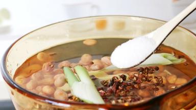 花生米捞入锅中，倒入白色碟中的作料，再加一点盐