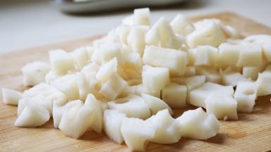 莲藕去皮，切小块(大小和花生米差不多就可以)