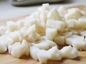 莲藕去皮，切小块(大小和花生米差不多就可以)