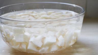 清水中浸泡一会