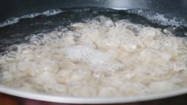 捞入烧开的水中，煮3分钟左右