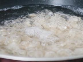 捞入烧开的水中，煮3分钟左右