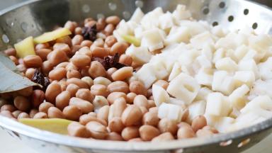 花生米和莲藕捞出晾凉