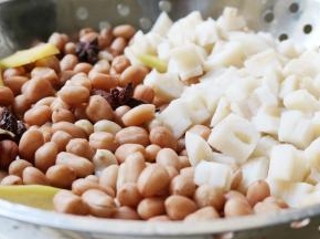 花生米和莲藕捞出晾凉