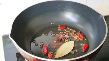 锅中倒油，先将花椒 八角 干辣椒，香叶煸香