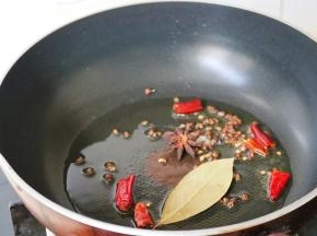 锅中倒油，先将花椒 八角 干辣椒，香叶煸香