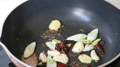 再放入大蒜 葱姜翻炒出香味