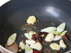 再放入大蒜 葱姜翻炒出香味