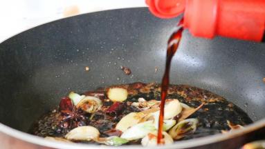 倒入味极鲜酱油和生抽