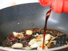 倒入味极鲜酱油和生抽