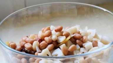 花生米和莲藕倒入大点的容器中