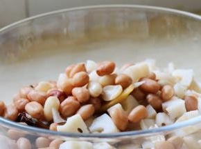 花生米和莲藕倒入大点的容器中