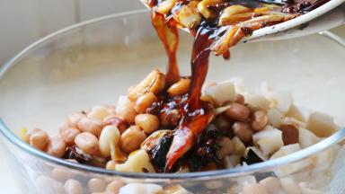 倒入熬好的汤汁