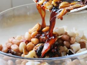 倒入熬好的汤汁