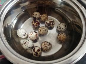 锅里加水，加入盐，再放入鹌鹑蛋，水开后煮5分钟，再把蛋壳剥掉