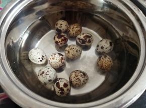 锅里加水，加入盐，再放入鹌鹑蛋，水开后煮5分钟，再把蛋壳剥掉