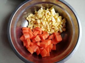 玉米用刀直接削下来，胡萝卜去皮切丁，洋葱切丝