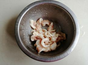 猪肉加入油、蚝油、生粉、盐和料酒调味