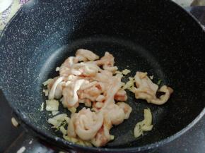 锅里加油烧热，倒入蒜，煸香，加入猪肉，炒至变色，再倒入少量水，煮3分钟