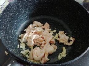 锅里加油烧热，倒入蒜，煸香，加入猪肉，炒至变色，再倒入少量水，煮3分钟