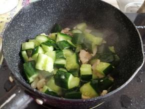 倒入黄瓜丁翻炒2分钟左右
