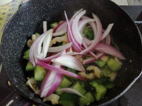 再倒入洋葱丝，翻炒2分钟