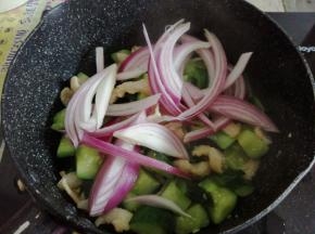 再倒入洋葱丝，翻炒2分钟