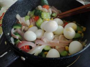 最后就倒入鹌鹑蛋