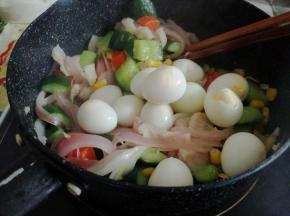 最后就倒入鹌鹑蛋