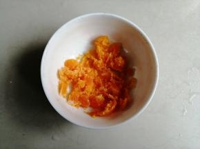 咸蛋黄隔水蒸煮，压碎
