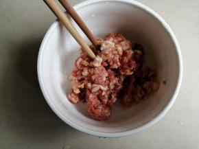 肉剁成末，加入盐、蚝油、生抽、胡椒粉、芝麻油和糖拌匀，盐不要太多