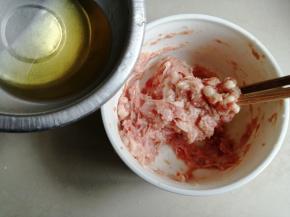 葱姜水提前煮几分钟，放凉后倒入，逐少量倒入，顺着一个方向搅拌上劲。