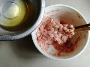 葱姜水提前煮几分钟，放凉后倒入，逐少量倒入，顺着一个方向搅拌上劲。