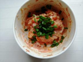 拌匀后加葱花，放冰箱冷藏备用