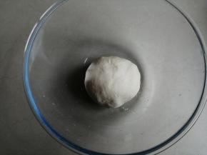 糖和酵母溶于温水中，酵母水倒入面粉里，揉成光滑的面团，发酵至两倍大