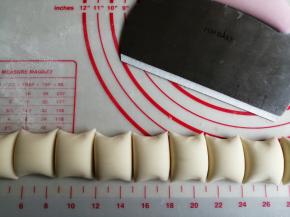 面团发酵好后排气，分成10份，揉圆