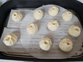 放在蒸屉上，在温暖处醒发20分钟左右，水烧开后，转中小火蒸15分钟，时间到关火，继续焖3-5分钟才打开锅盖。