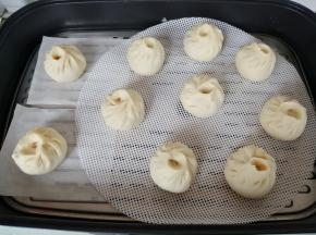 放在蒸屉上，在温暖处醒发20分钟左右，水烧开后，转中小火蒸15分钟，时间到关火，继续焖3-5分钟才打开锅盖。