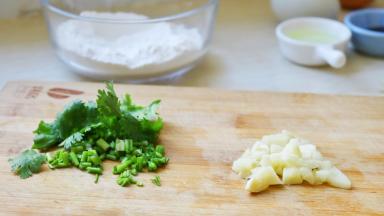 大蒜切碎，香菜切末