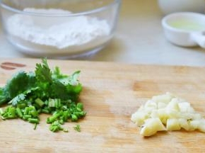 大蒜切碎，香菜切末