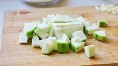 丝瓜去皮，切小块
