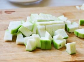 丝瓜去皮，切小块