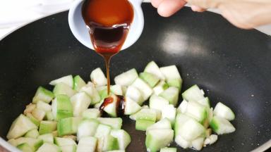 倒入丝瓜 蚝油翻炒至丝瓜变软