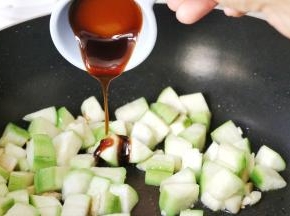 倒入丝瓜 蚝油翻炒至丝瓜变软