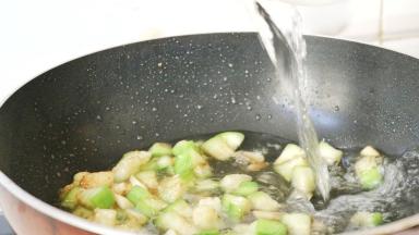 注入清水(约800克)烧开