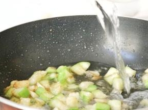 注入清水(约800克)烧开